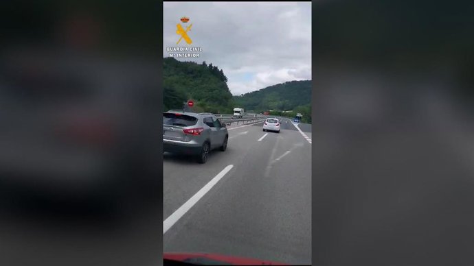 Un vehículo trata de adelantar al conductor investigado por conducción temeraria en la A-15