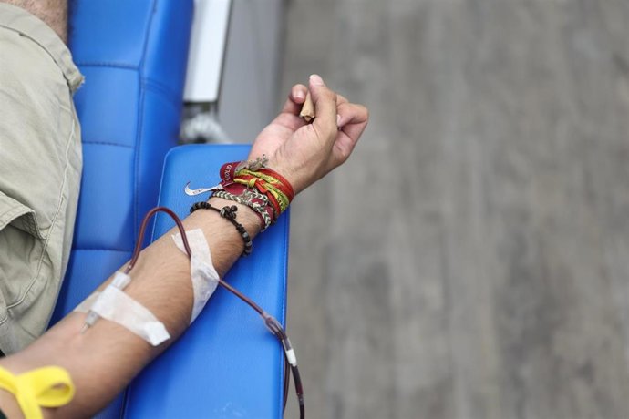 Archivo - Una persona dona sangre 