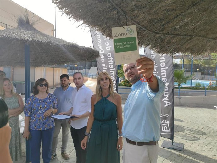 Presentación del programa piloto para convertir en 'espacios libres de humo de tabaco' las piscinas municipales, instalaciones deportivas y los parques y jardines.