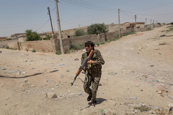 Archivo - Un combatiente sirio en la región de Raqqa, en el norte de Siria