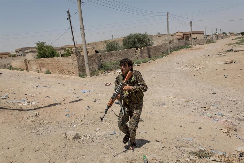 Archivo - Un combatiente sirio en la región de Raqqa, en el norte de Siria
