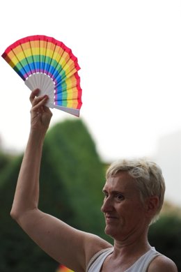 Archivo - Una persona con un abanico con los colores de la bandera del colectivo Lgtbiq+, en una imagen de archivo.