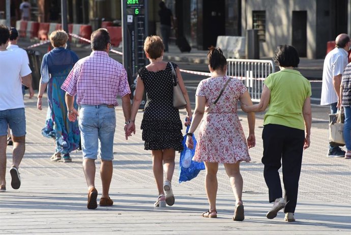 Archivo - Imagen de personas paseando por la ciudad.