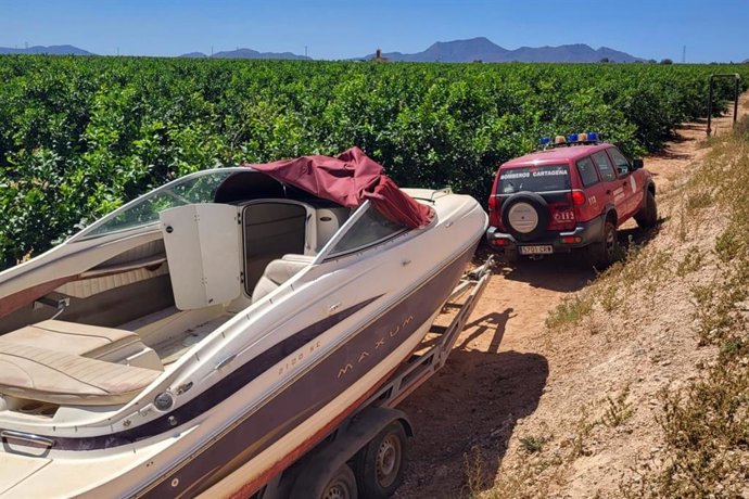 La Policía Local de Cartagena recupera un barco robado en Cabo de Palos oculto en un campo de limoneros