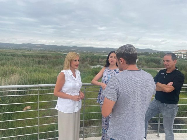 La consellera de Medio Ambiente, Salomé Pradas, en la visita junto a la alcaldesa de Torreblanca