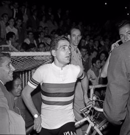 Archivo - MADRID, ESPAÑA - 29 DE AGOSTO DE 1959: Homenaje en el Estadio de Chamartín a los ciclistas Guillermo Timoner (Campeón Mundial de Ciclismo de Pista) y Federico Martín Bahamontes (Ganador del Tour de Francia).  CICLISMO;BICICLETA;AFICIÓN;GRADAS;VI