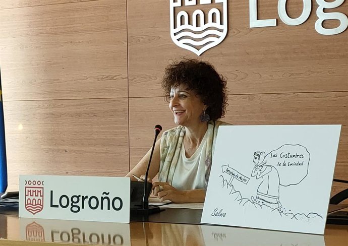 La concejal de Igualda, Celia Sanz, en comparecencia de prensa con una lamina de un dibujo realizado por la última víctima de violencia de género en Logroño, Salwa