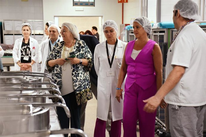 La consejera de Salud y Consumo de la Junta de Andalucía, Catalina García, en su visita a la cocina del Hospital Juan Ramón Jiménez tras su reforma.