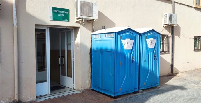 Baños portátiles instalados en las Urgencias de Orcera
