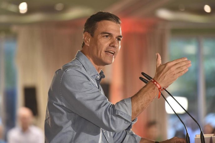 El presidente del Gobierno y secretario general del PSOE, Pedro Sánchez, participa en un acto de campaña del PSOE en el Hotel Abba, a 17 de julio de 2023, en Huesca, Aragón (España).