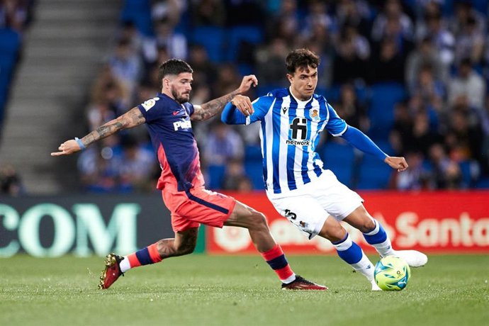 Archivo - Martín Zubimendi controla una pelota ante Rodrigo de Paul en el Real Sociedad-Atlético de Madrid