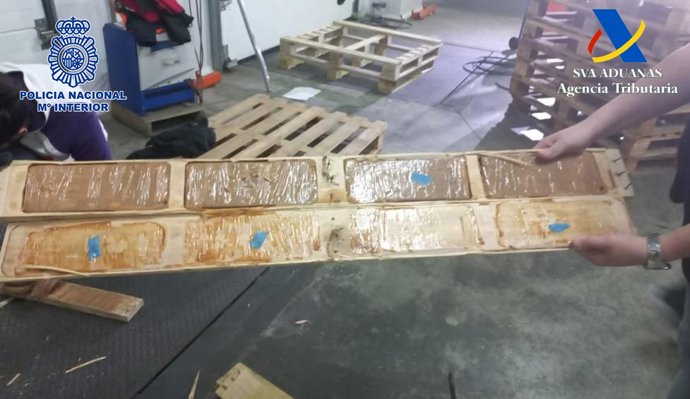 "La Policía Nacional Desmantela Un Entramado De Empresas Que Facilitaba El Transporte De Droga Oculta En Contenedores De Fruta" (Hay Imágenes)