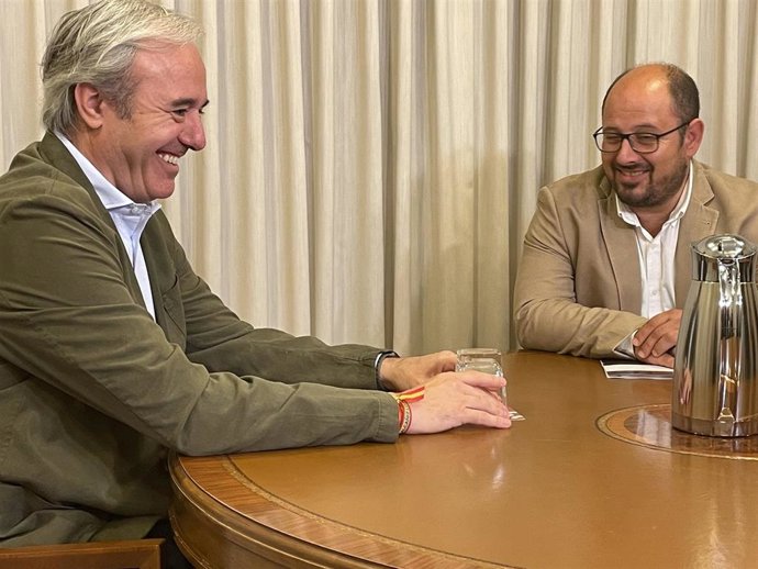 Archivo - Jorge Azcón (PP) y Alberto Izquierdo (PAR) durante una reunión