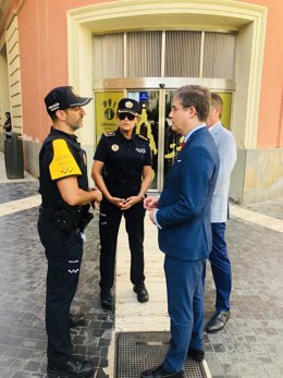 Los concejales de Turismo, Comercio y Consumo, Jesús Pacheco, y de Seguridad Ciudadana y Emergencias, Fulgencio Perona, presentan la Policía Turística