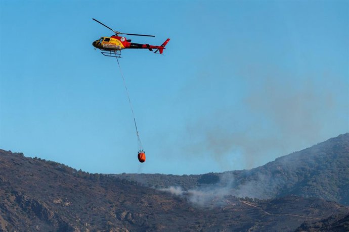 Incendio forestal que afecta a los municipios de Colera y Portbou (Girona), cerca de la frontera con Francia. 