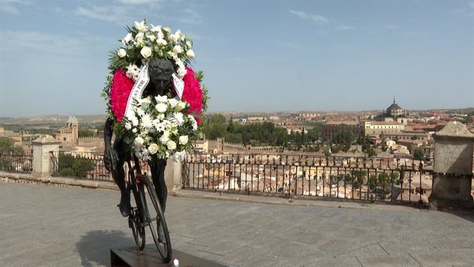 Estatuta de Federico Martín Bahamontes en Toledo con una corona de flores por su fallecimiento