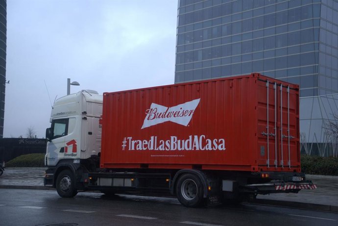Archivo - Budweiser con un camión con su campaña comercial 