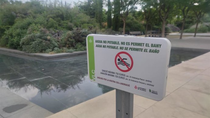 Cartel de prohibición del baño en una fuente ornamental del Parc Central