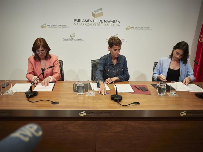 I-D, Uxue Barkos, líder de Geroa Bai, María Chivite, secretaria general del PSN, y Begoña Alfaro, portavoz de Contigo Navarra, en la firma del acuerdo para la formación de Gobierno en Navarra.
