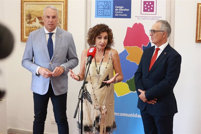 La ministra de Hacienda en funciones y vicesecretaria general del PSOE, María Jesús Montero, atiende a los periodistas tras firmar un acuerdo con la Mancomunidad de Municios del Campo de Gibraltar en San Roque (Cádiz)