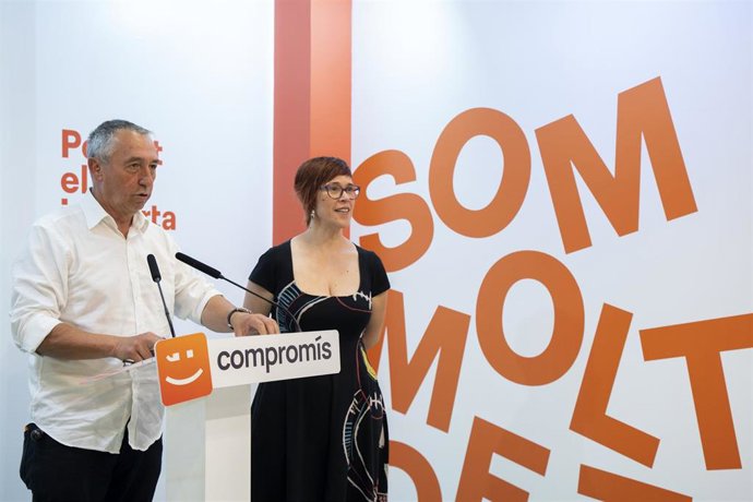 Archivo - El candidato de Compromís a la Presidencia de la Generalitat, Joan Baldoví, y la coportavoz, gueda Micó, durante una rueda de prensa, en la sede de Compromís, a 4 de mayo de 2023, en Valencia, Comunidad Valenciana (España). Durante la rueda d