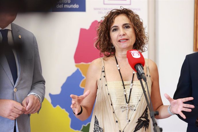 La ministra de Hacienda y Función Pública en funciones, María Jesús Montero, atiende a los medios de comunicación en San Roque (Cádiz)