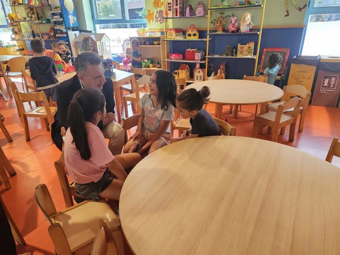 El Alcalde De Logroño, Conrado Escobar, Visita La Ludoteca La Comba