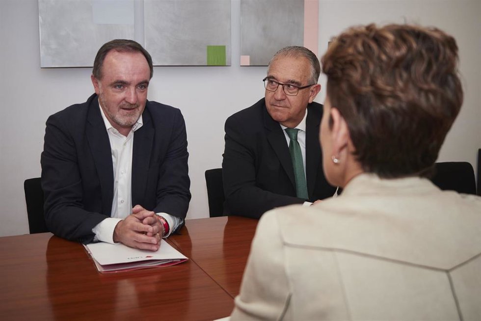 Archivo - El presidente de UPN, Javier Esparza y el vicepresidente , Enrique Maya, durante una reunión con la secretaria general del PSN y candidata a la Presidencia del Gobierno de Navarra, María Chivite, en el Parlamento de Navarra, a 8 de junio de 20