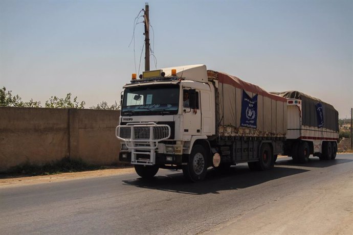 Archivo - Un camión con ayuda humanitaria de la ONU en un paso fronterizo sirio 