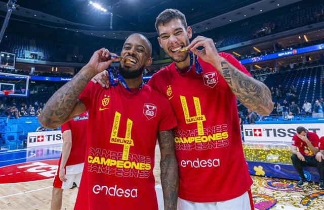 Archivo - Willy Hernángomez y Lorenzo Brown celebran el Eurobasket 2022.