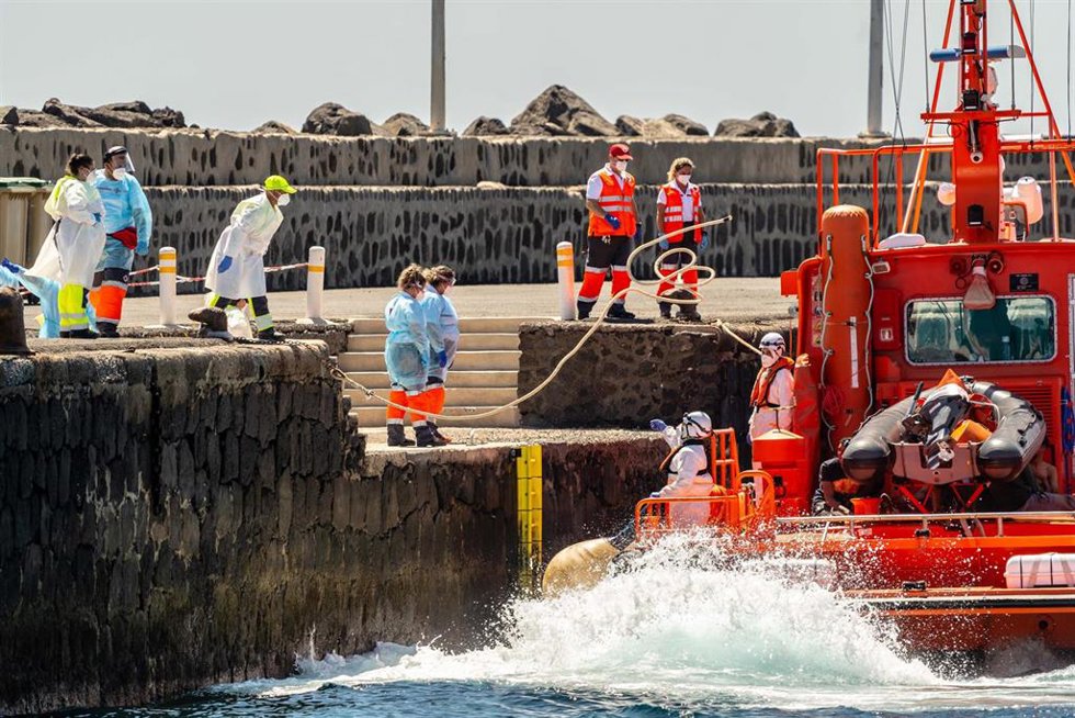 Archivo - Un barco de Salvamento Marítimo, a su llegada al Muelle de La Cebolla con los inmigrantes de una patera