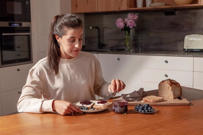 Carolina Marín, nueva imagen de marca para la gama de productos 'Purafruta' de Helios