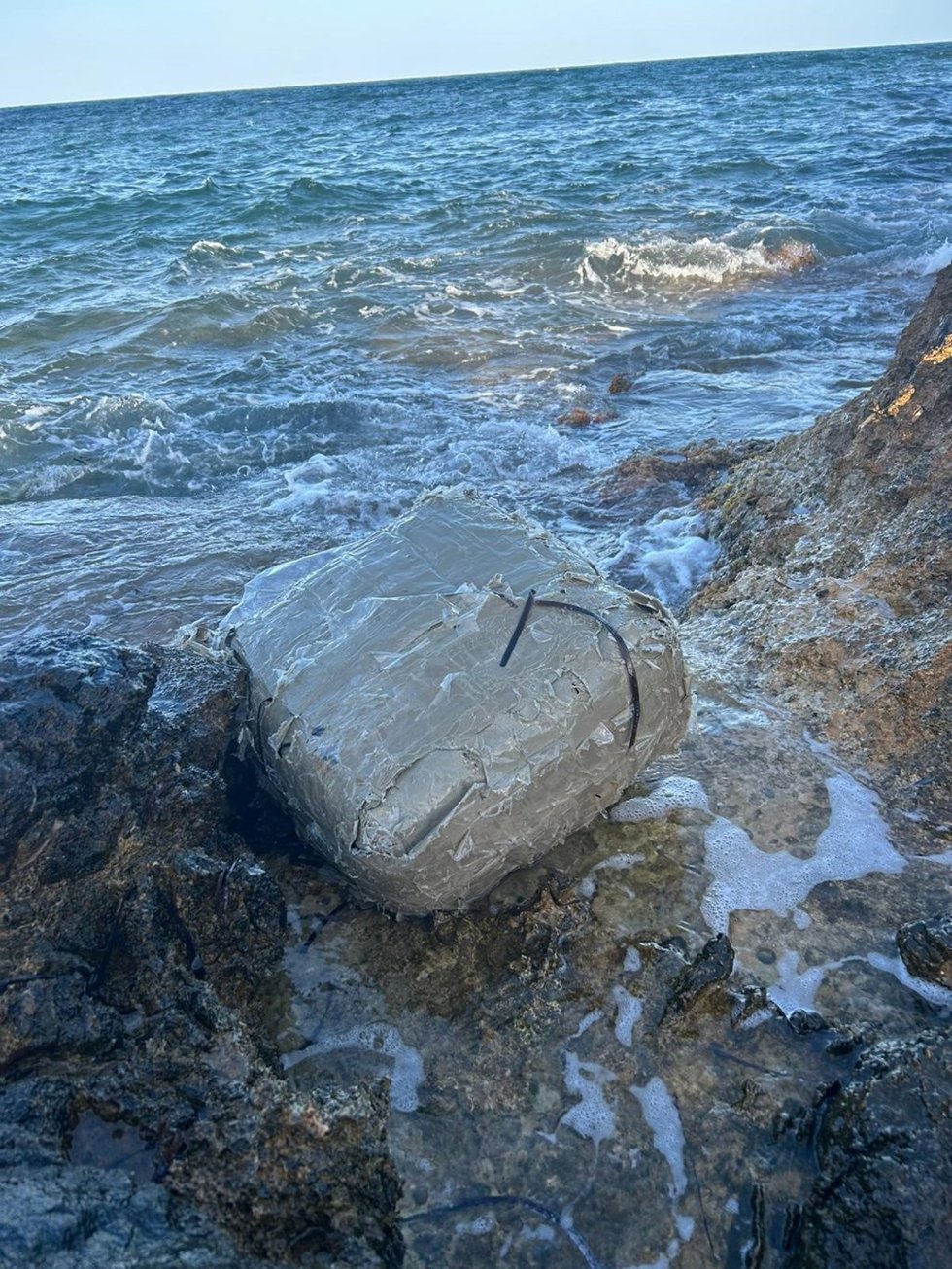 Paquete de 48 kilos de hachís empujado por la marea.