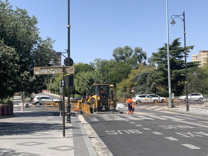 Obras en la plaza de Poniente que han obligado a cortar el tráfico.