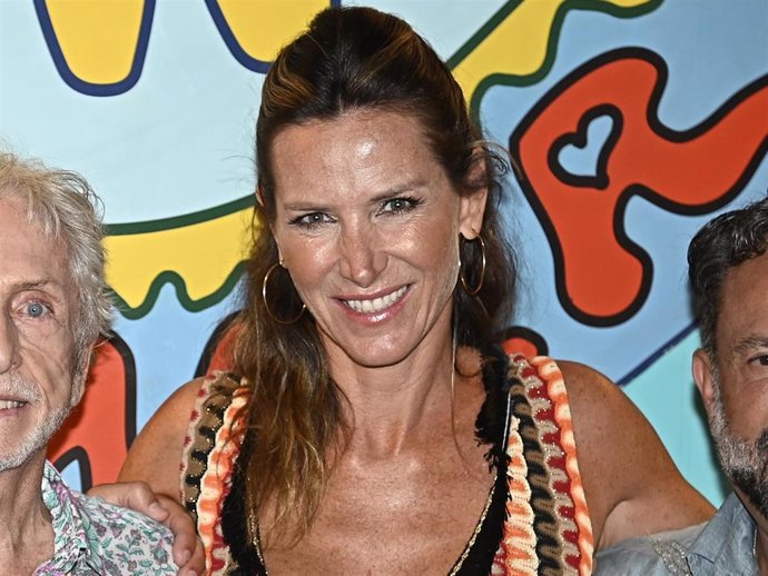 Alejandra Prat asiste a la tradicional fiesta Flower Power en la discoteca Pachá en Ibiza