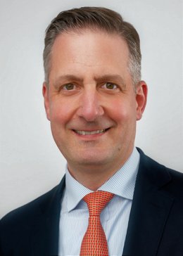 Archivo - El nuevo director financiero de Allianz Global Investors, Thomas Schindler.