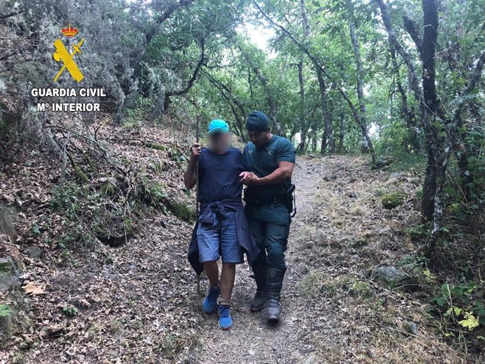 Miembros del Servicio de Protección de la Naturaleza de la Guardia Civil realizaron el rescate al senderista herido cuando realizaba la ruta de las Fuentes Medicinales de Noceda