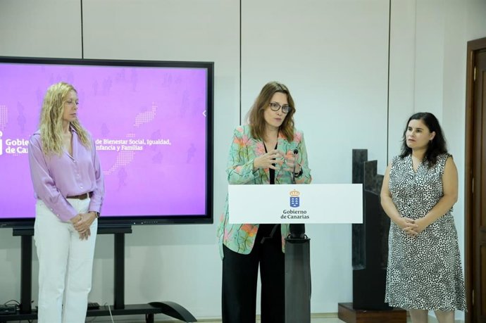 La Consejera De Bienestar Social, Igualdad, Juventud, Infancia Y Familias, Candelaria Delgado; La Viceconsejera De Igualdad Y Diversidad, Cristina Arceo Melián, Y La Presidenta De La FECAM, María Concepción Brito.