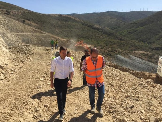 El consejero de Política Local, Infraestructuras y Lucha contra la Despoblación, Daniel Osés, ha visitado hoy, día 8, en San Vicente de Robres, los trabajos que se están desarrollando en la carretera LR-476