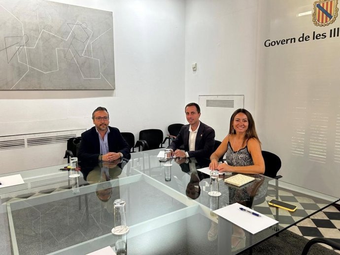 La consellera de Vivienda, Movilidad y Territorio, Marta Vidal, junto al presidente del Consell de Mallorca, Lloren Galmés, y el conseller de Territorio, Movilidad e Infraestructuras de Mallorca, Fernando Rubio.