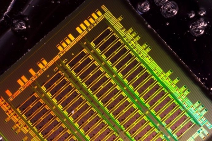 Archivo - Una nueva técnica de integración de componentes ópticos en diseños de fabricación de chips existentes con pequeñas modificaciones permitirá el uso de tecnologías de transistores más modernas.