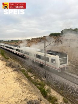 Tren de la línea Zaragoza-Lérida afectado por un incendio.