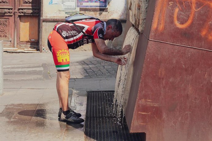 Hombre bebiendo agua