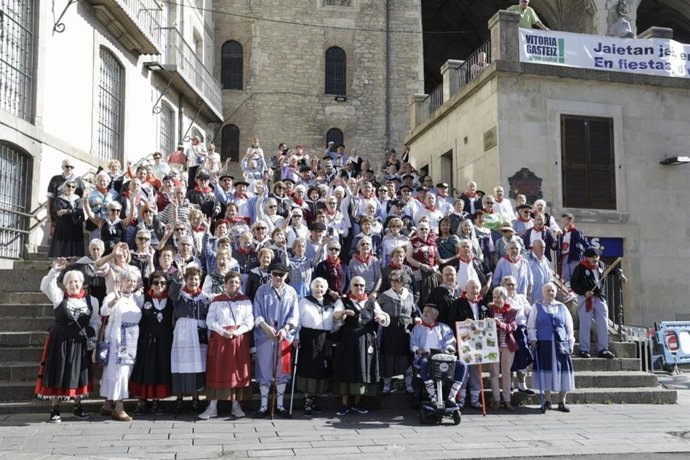 La jornada festiva ha comenzado a las nueve de la mañana, con una  misa, ofrenda floral y un aurresku de honor