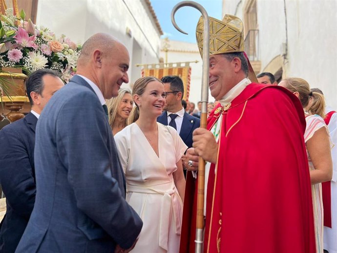 De izquierda a derecha, el presidente del Consell de Ibiza, Vicent Marí, la presidenta del Govern, Marga Prohens, y el obispo de Ibiza, Vicente Ribas, durante la celebración de las fiestas de Sant Ciriac 2023.