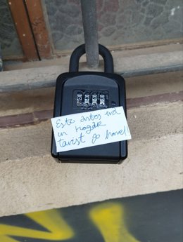 Archivo - Imagen de un candado de vivienda turística en una cancela