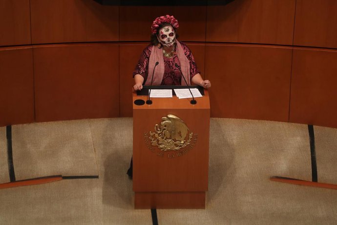 Archivo - La senadora mexicana Xochitl Galvez, durante una intervención en el Senado en 2019 vistiendo el disfraz típico de Catrina. 