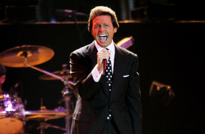Archivo - El cantante Luis Miguel durante un concierto.