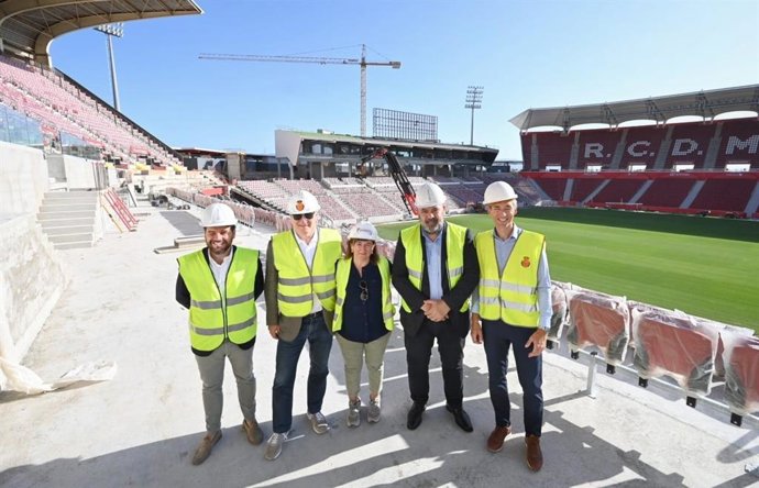 De izquierda a derecha, el teniente de alcalde de Cultura y Deportes, Javier Bonet, el CEO del RCD Mallorca,  Andy Kohlberg, la arquitecta, Izaskun Larzabal, el alcalde de Palma, Jaime Martínez, y el CEO del área de Negocios del RCD, Alfonso Díaz.