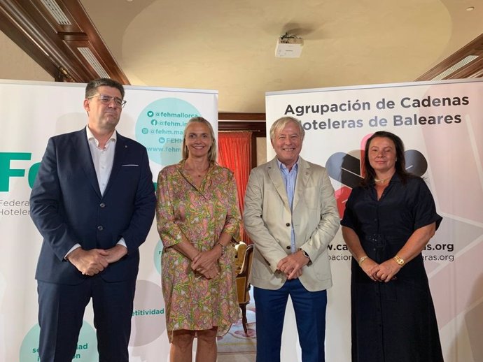 El conseller de Turismo, Cultura y Deportes, Jaume Bauzá, junto a las presidentas de FEHM y ACH y el  conseller insular José Marcial Rodríguez